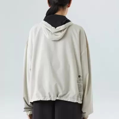 Casaco bege claro com capuz e texto impresso, visto de costas