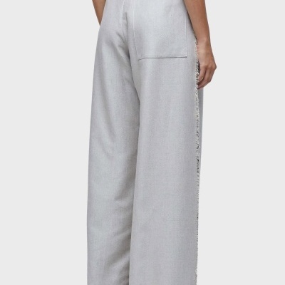 calças cinza claro de tecido largo com bolso quadrado atrás