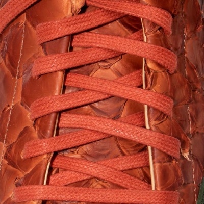 Calçado em pele escamada castanha-avermelhada com atacadores vermelhos