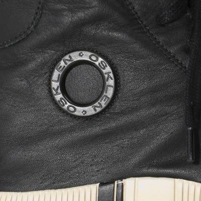 Ténis preto em pele com sola branca e anel metálico OSKLEN