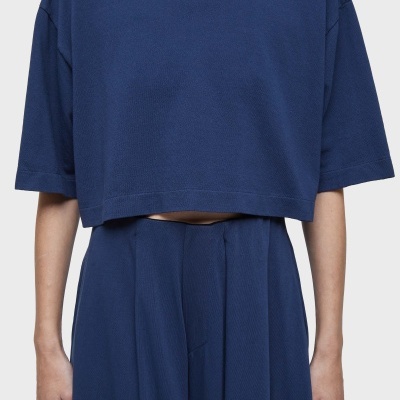 Conjunto feminino azul escuro com t-shirt de manga curta e peça inferior, tecido texturizado.