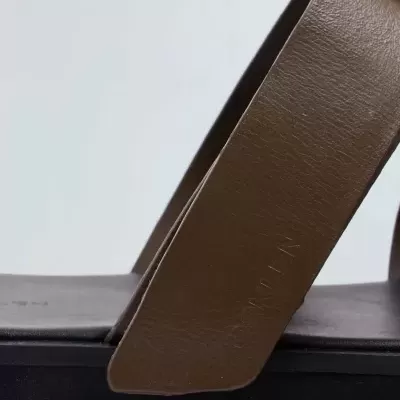 Sandália castanha com sola preta vista de lado