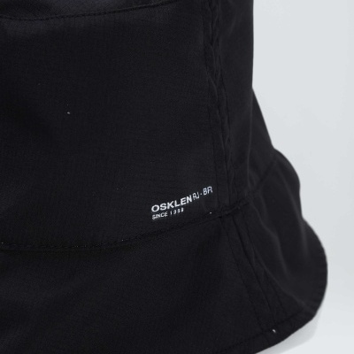 Chapéu bucket preto com etiqueta branca e texto OSKLEN RJ. BR SINCE 1989