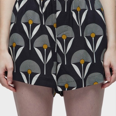 Calções pretos com padrão floral cinza e amarelo e cós elástico