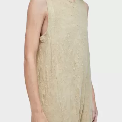 Macacão cuts wrinkled