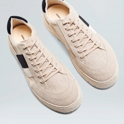 Par de ténis de tecido bege com detalhes pretos