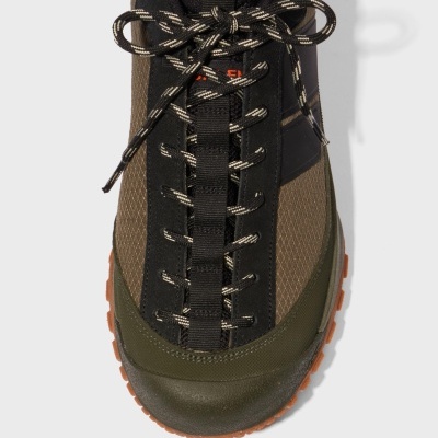 Ténis unissexo verde, castanho e preto com atacadores e sola laranja em fundo branco