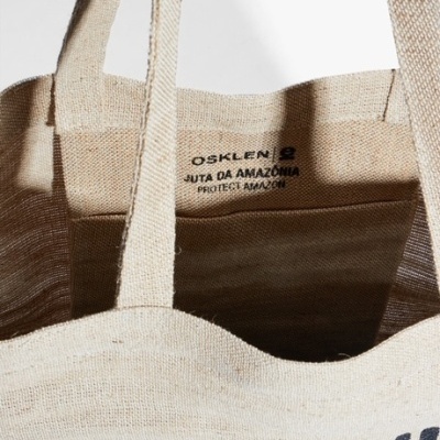 Tote bag de juta natural com alças largas e texto preto impresso