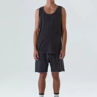 Homem com roupa desportiva preta e meias brancas com riscas.