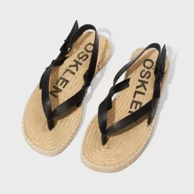 Sandálias com sola de palha trançada e tiras pretas com fivela, da marca OSKLEN