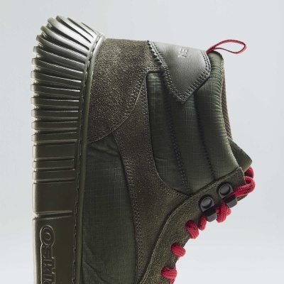 Bota desportiva verde-oliva com sola e atacadores vermelhos