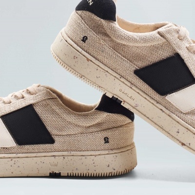 Sapatilhas bege com detalhes pretos e sola marmoreada