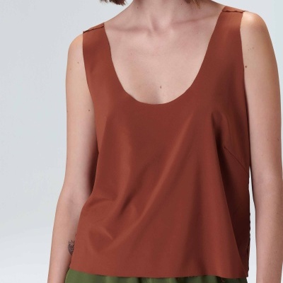 Top castanho-alaranjado sem mangas com decote redondo e calças verdes