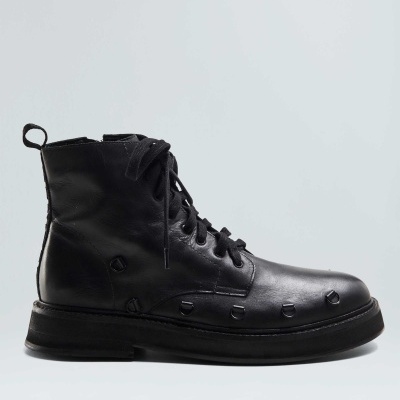 Bota preta de couro com sola grossa e atacadores pretos