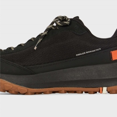 Tênis preto Osklen com solado castanho e detalhes laranja e branco