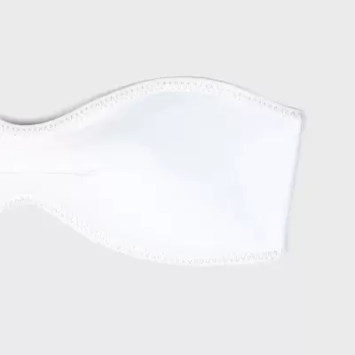 Máscara facial branca com costuras