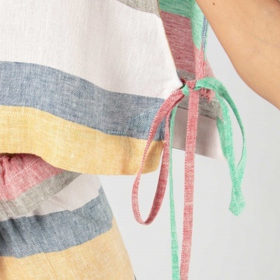 Roupas com riscas coloridas e fitas para atar na lateral