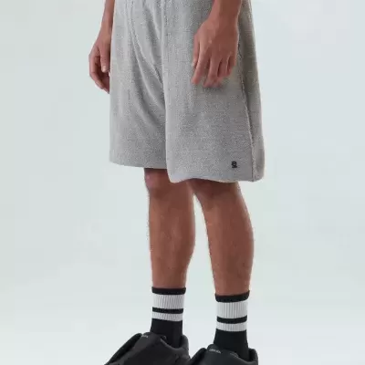 Calções cinza com cintura preta elástica usados por homem