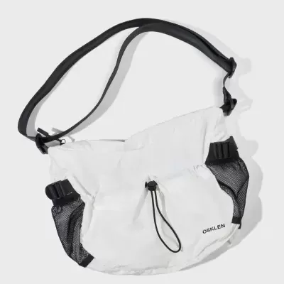 Bolsa pochete branca com rede preta e alça preta ajustável