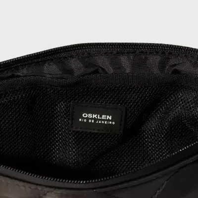 Mala preta acolchoada com etiqueta interior da marca OSKLEN