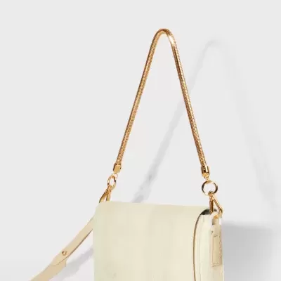 Mala pequena branca com alça dourada tipo corrente