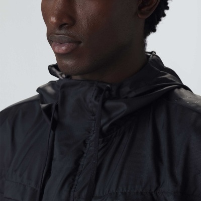 Homem com casaco impermeável preto e capuz