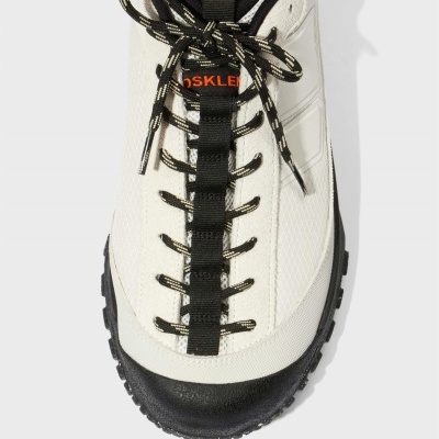 Sapatilha branca com detalhes pretos e atacadores pretos com riscas brancas