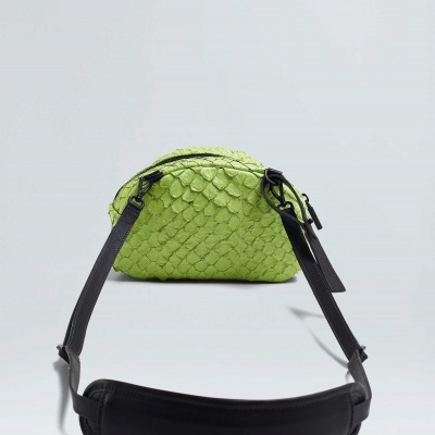 Mala de cintura verde com padrão escama e alça preta ajustável