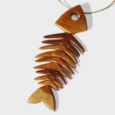 Colar pirarucu madeira