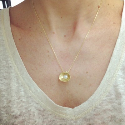 COLAR CONCHA E PÉROLA MÉDIO DOURADO