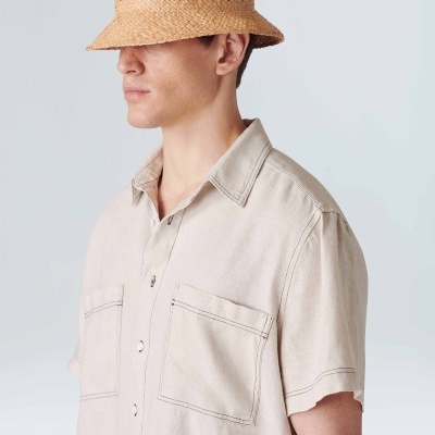 Homem com camisa bege e chapéu de palha