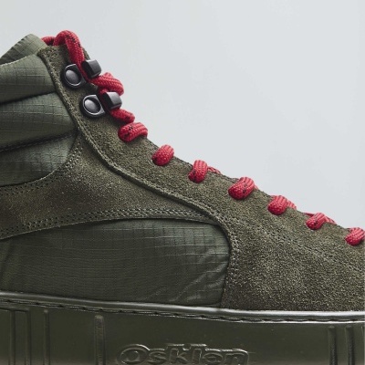 Ténis tipo bota verde militar com cadarços vermelhos e sola com marca Osklen