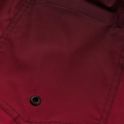 Bolsa vermelha com etiqueta OSKLEN e ilhó metálico preto