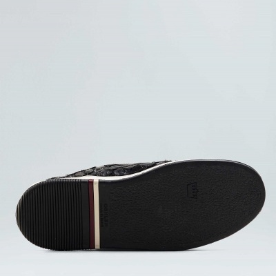 Sola preta de sapato masculino com faixa vinho e bege, fundo cinza claro