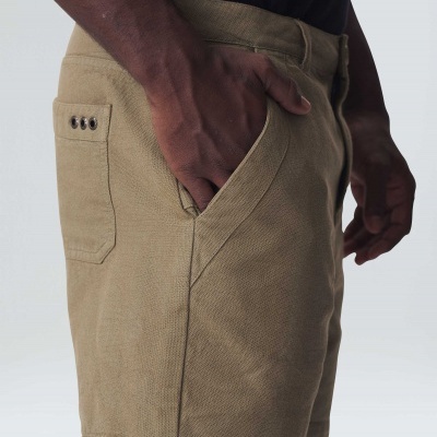 Calções masculinos caqui com bolsos e detalhes metálicos