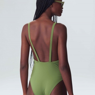 Maiô Decote Reto Asa Delta