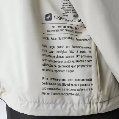 Etiqueta interna com texto sobre características de sustentabilidade e repelência a água