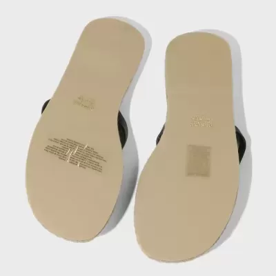 Solados de sandálias abertas com tiras pretas sobre fundo branco