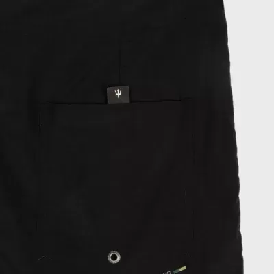 Calções de banho pretos com bolso traseiro quadrado e etiqueta com símbolo branco