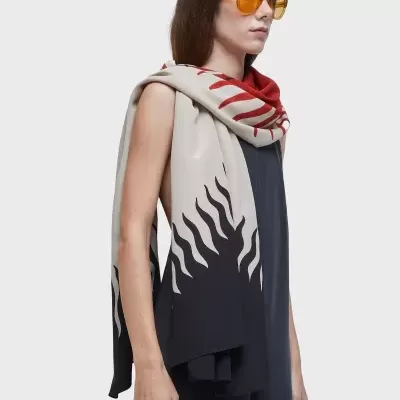 Mulher com lenço colorido e óculos de sol amarelos