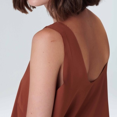 Vestido castanho avermelhado sem mangas com decote nas costas