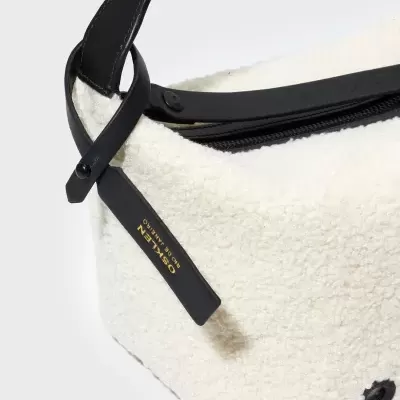 Mala branca felpuda com fecho zipper preto e alça preta