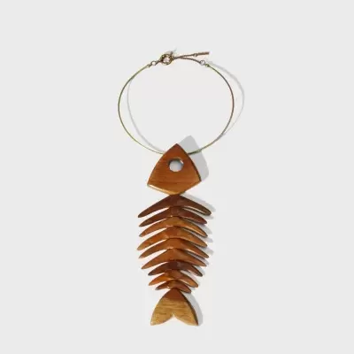 Colar pirarucu madeira