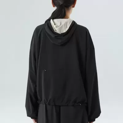 Casaco com capuz preto visto de costas com capuz interior branco