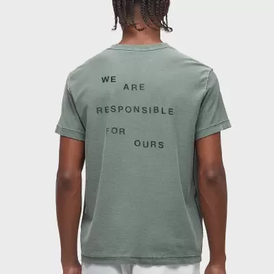 T-shirt verde com texto nas costas vista de costas