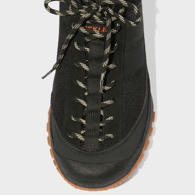 Ténis preto com cadarços e sola castanha vista de cima