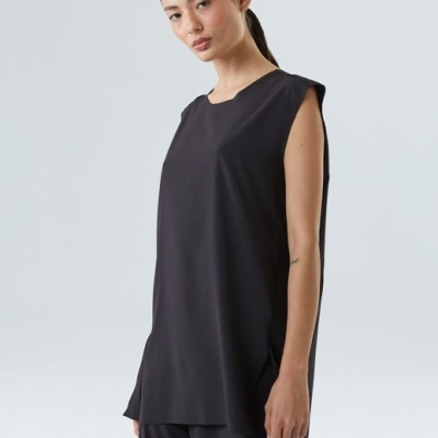 Blusa preta sem mangas com corte reto
