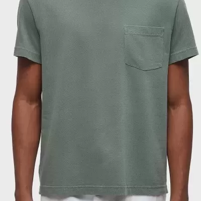 T-shirt masculina verde cinza com bolso frontal e gola redonda