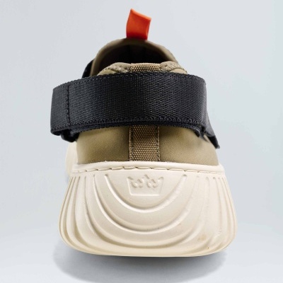 Sapatilha desportiva bege e castanha vista de trás com sola grossa preta e detalhe laranja