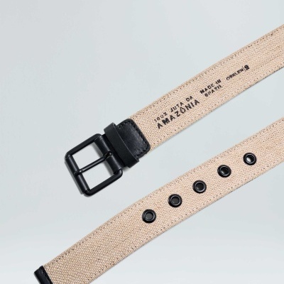 Cinto bege de tecido com fivela e acabamento preto e texto impresso
